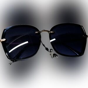 Elegant Black Square Sunglasses
